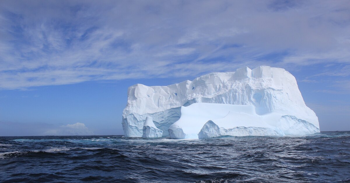 Белый, голубой, зеленый: почему айсберги бывают разных цветов