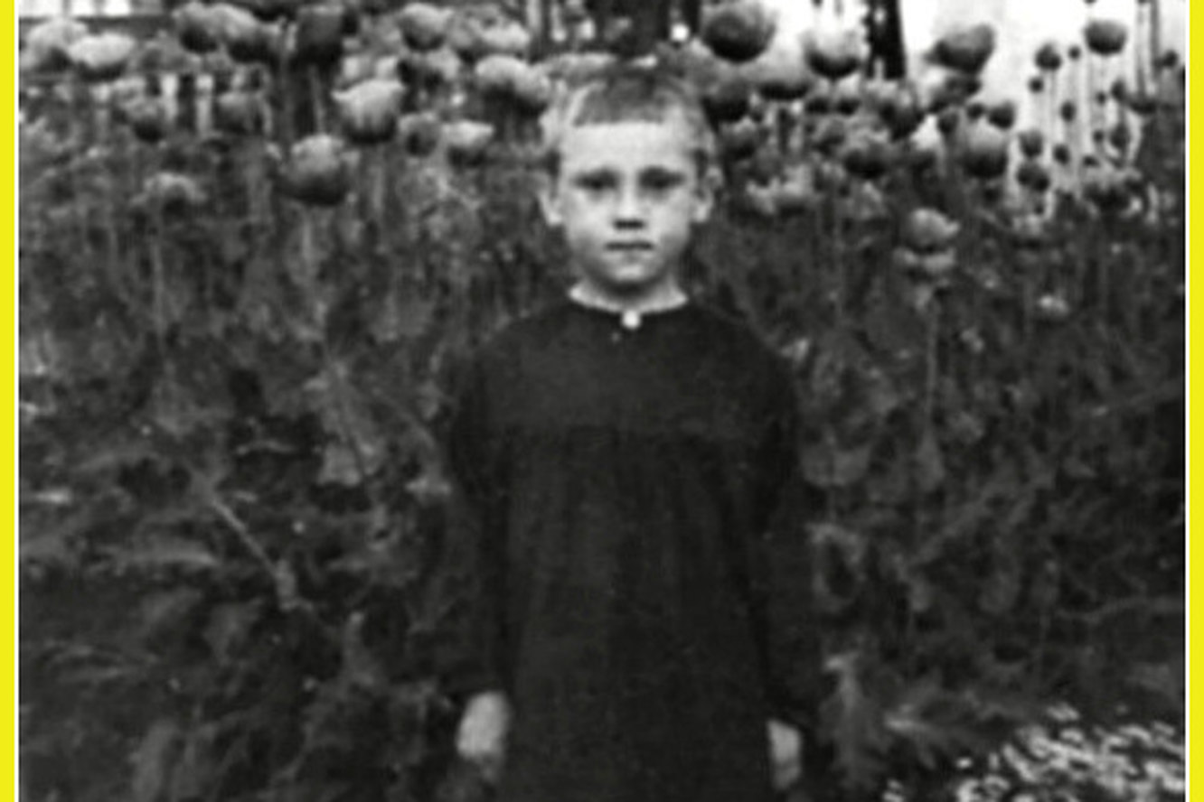 Все мы когда-то были детьми: этот мальчик на фотографии вырос и стал культовой личностью Советской эпохи. Узнаете его?