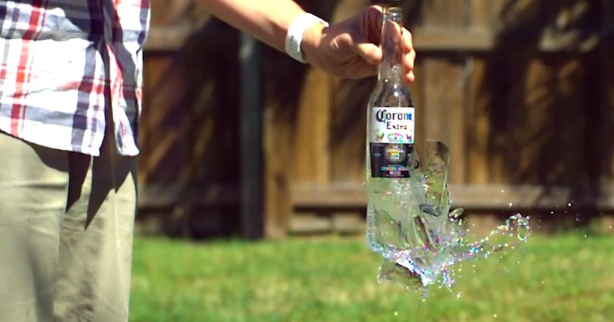 Только физика и никакого мошенничества: как разбить стеклянную бутылку голыми руками