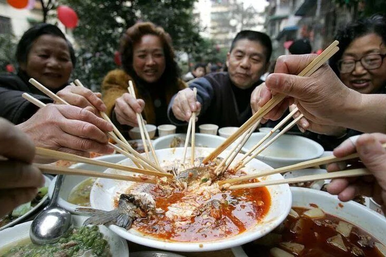 Бывший китайский. Китайцы едят палочками. Японцы едят палочками. Палочки для еды Китай.
