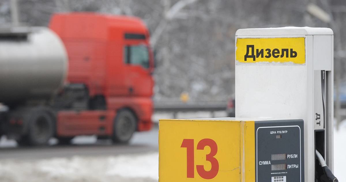 Почему дизельное топливо дороже. Солярка на заправке. Заправка ДТ. Дизель топливо заправка. Дизельное топливо АЗС.