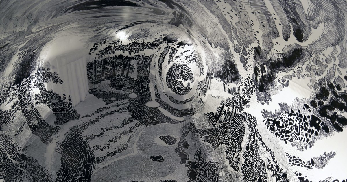 Необыкновенное творение художника: объемная панорама внутри гигантского надувного шара