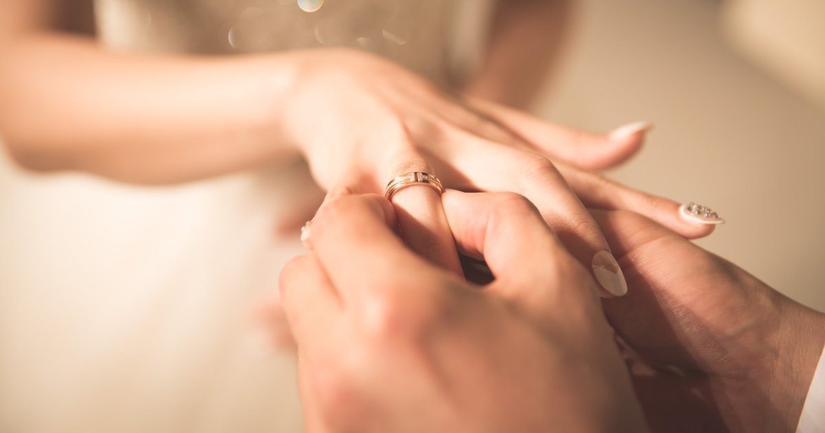 Брачный обряд: почему обручальное кольцо носят именно на безымянном пальце?