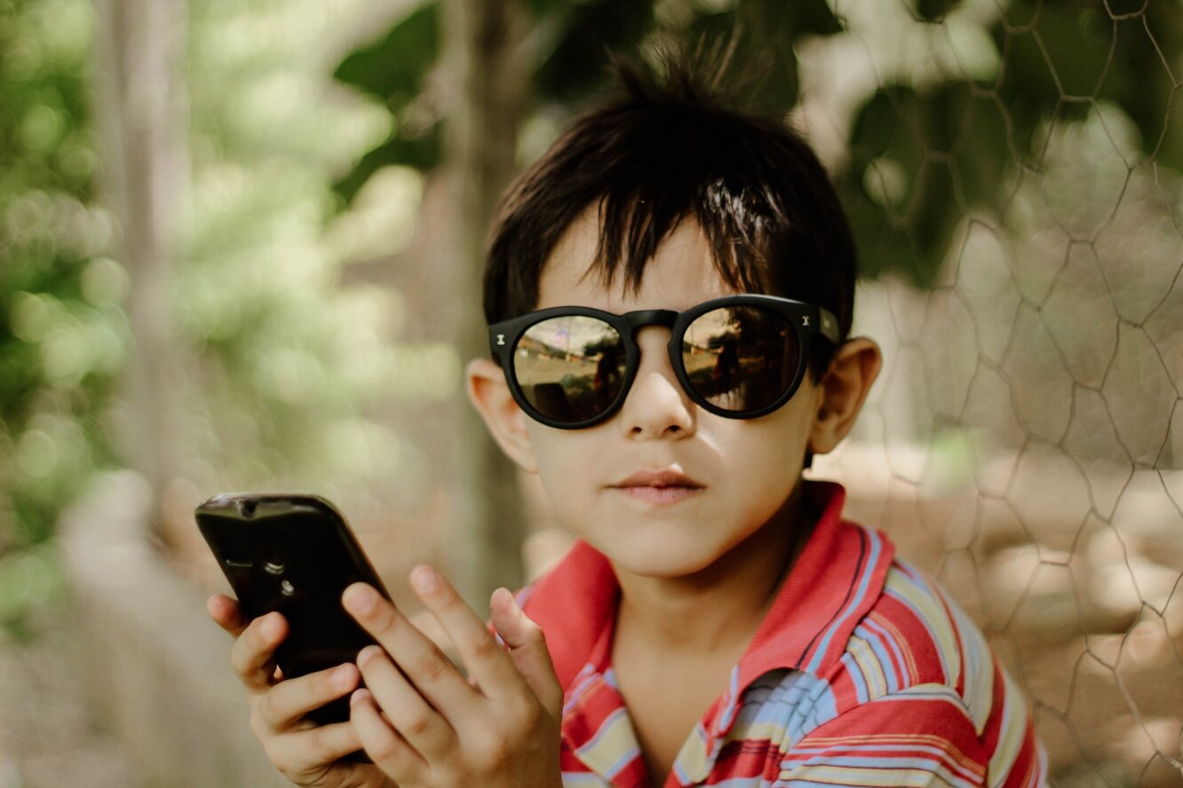Когда уже пора подарить телефон ребенку: мнение ученых