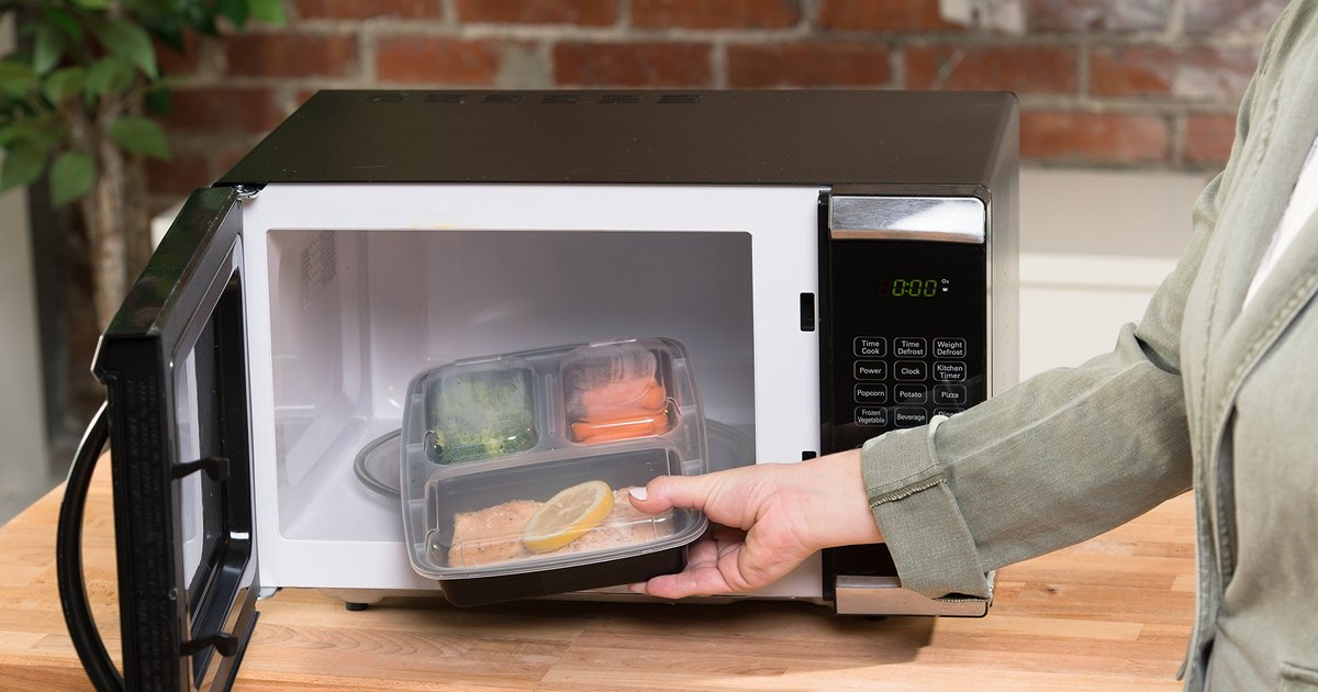 Устройство, которое есть в каждом доме: может ли микроволновка сделать еду радиоактивной