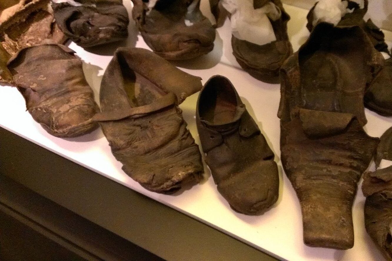 Жуткая традиция: зачем европейцы XVI века замуровывали старую обувь в стены домов