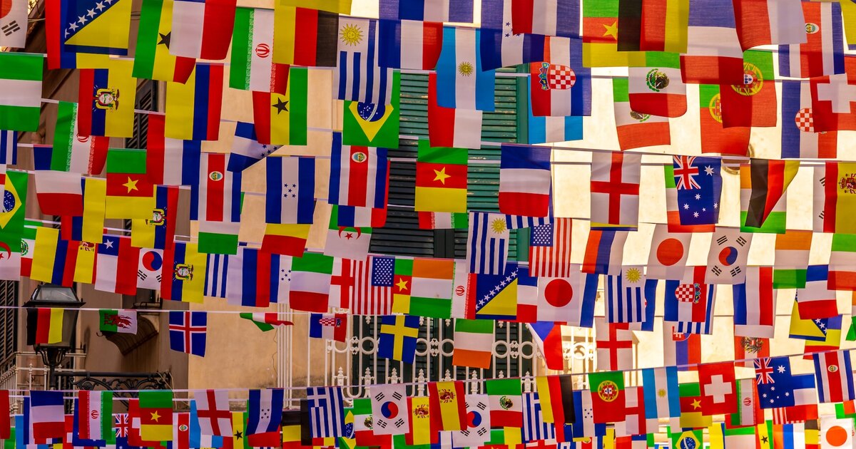 Три флага: быстрый тест для самых умных. Сможете ли вы назвать, каким странам принадлежат эти флаги?