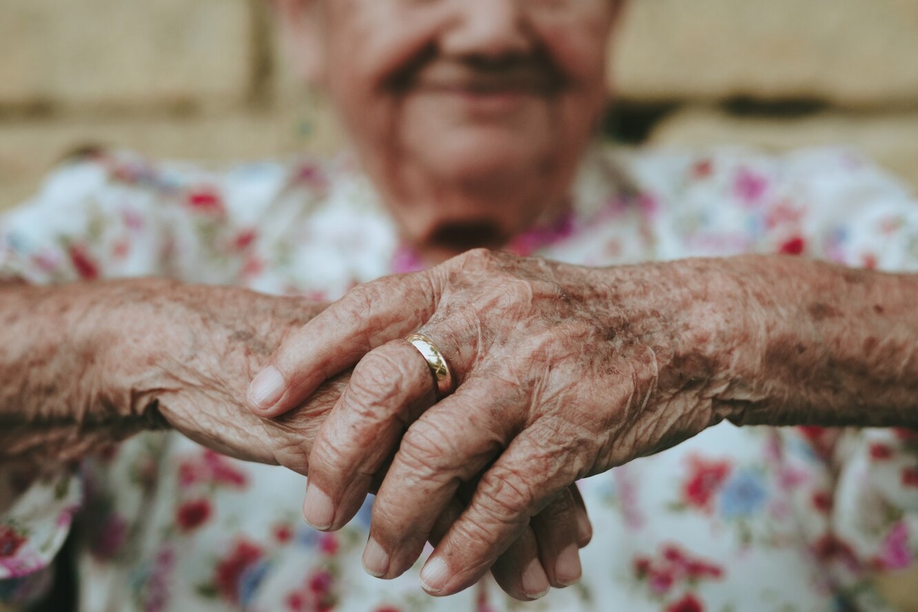 Милосердие или доверчивость: почему пожилые люди чаще делают “добрые дела” и жертвуют средства на благотворительность