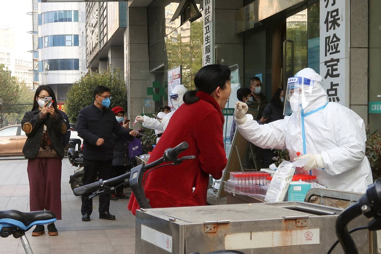 В Китае сильнейшая волна пандемии, но официальные данные о COVID-19 вызывают серьезные сомнения