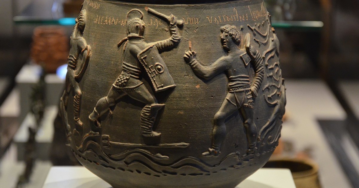В Британии найдена ваза с изображением гладиаторских боев — по оценкам, ей более 1800 лет