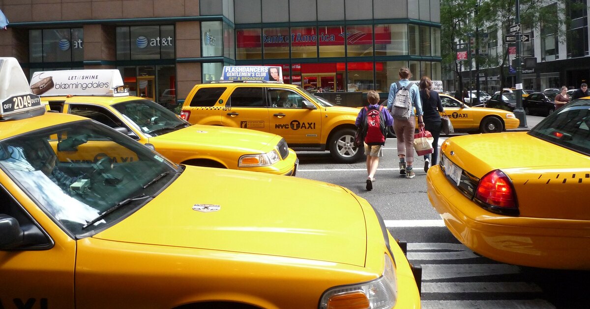 Почему в большинстве стран мира такси красят в желтый цвет?