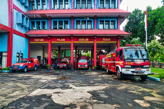 Почему пожарные машины красные? Ответ вас удивит