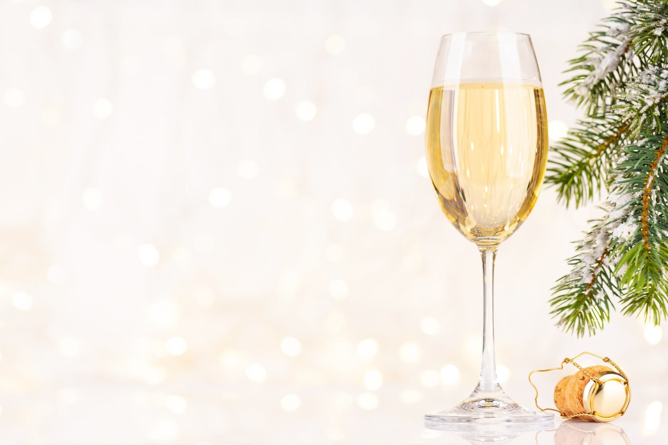 Главный новогодний напиток: чем шампанское отличается от игристого вина