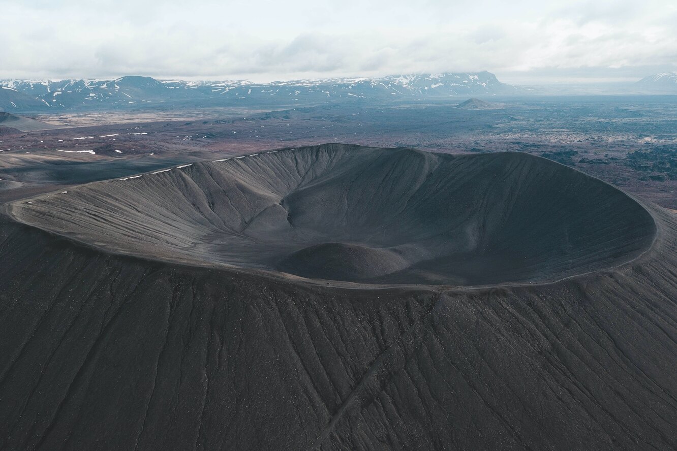Древнейший ударный кратер Земли возник не после удара астероида: загадка прошлого