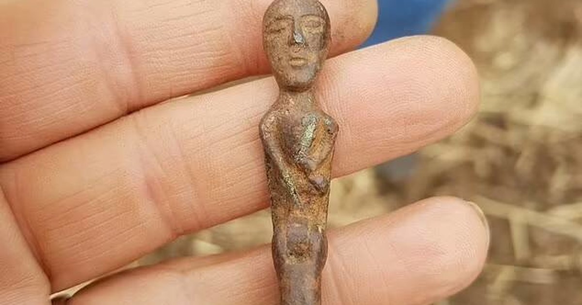 Мужчина нашел 2000-летнюю бронзовую обнаженную фигуру с огромным фаллосом с помощью металлоискателя