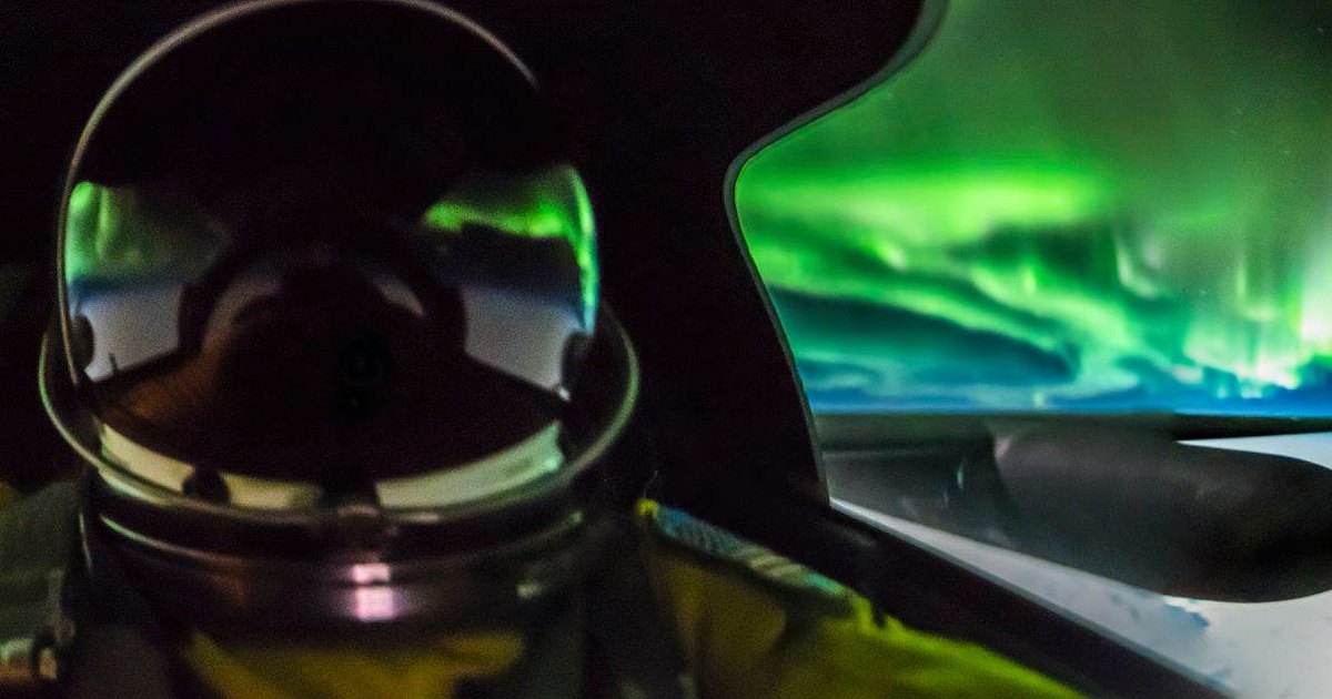 Неординарные кадры: уникальные фотографии северного сияния, сделанные пилотом
