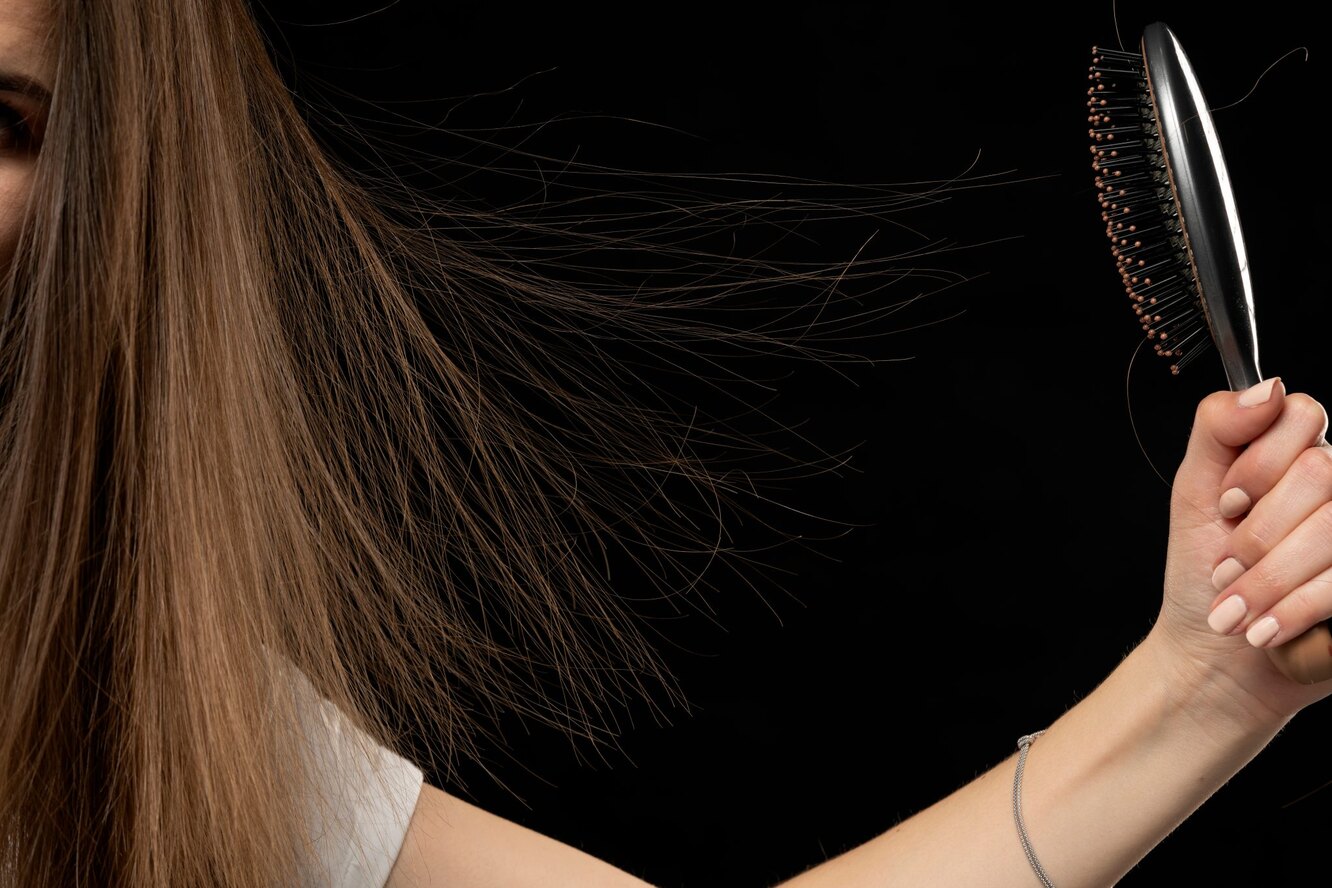 Устраняем последствия зимы: что делать, если электризуются волосы?