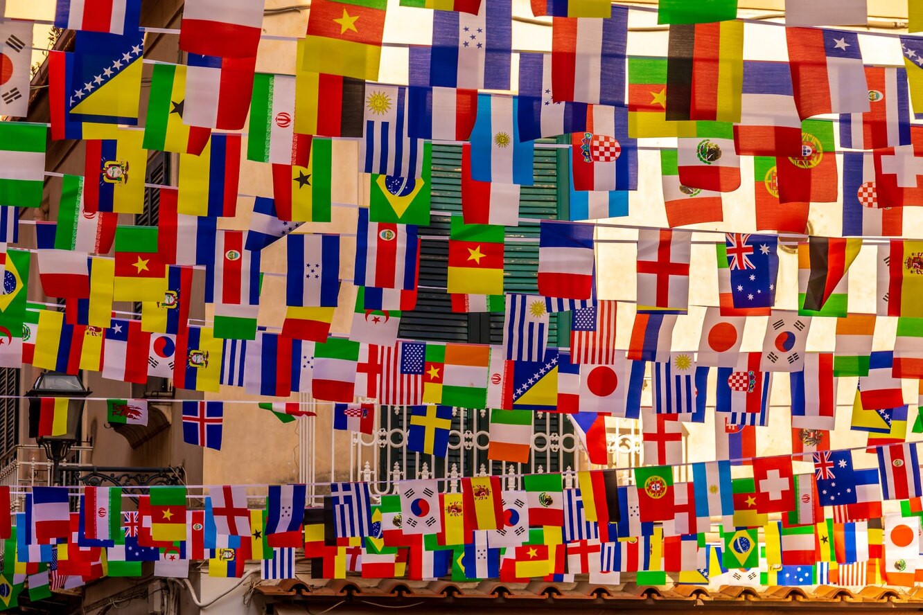 Угадайте, каким странам принадлежат эти флаги. Даже географы в них путаются!